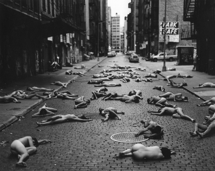 Spencer Tunick, Arrow To Washington, NYC, 1995. Gelatin silver print, 48×60 inches. Edition of 6.